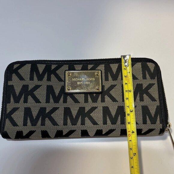 Michael Kors Jet Set Travel Zip Around Wallet - Picture 12 of 12